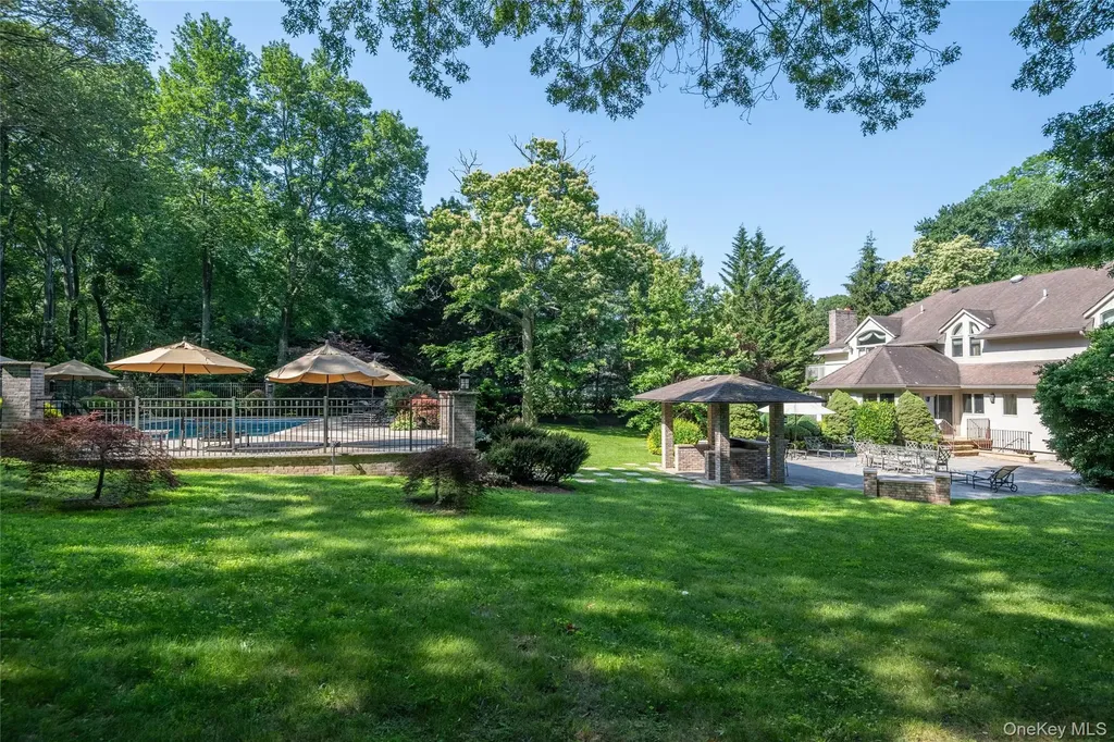 527 Split Rock Road Syosset NY 11791