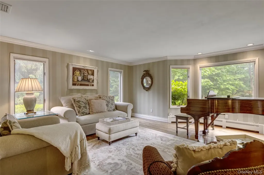 527 Split Rock Road Syosset NY 11791