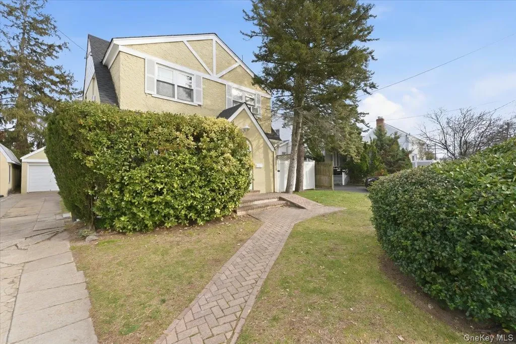 422 Cedarhurst Avenue Cedarhurst NY 11516