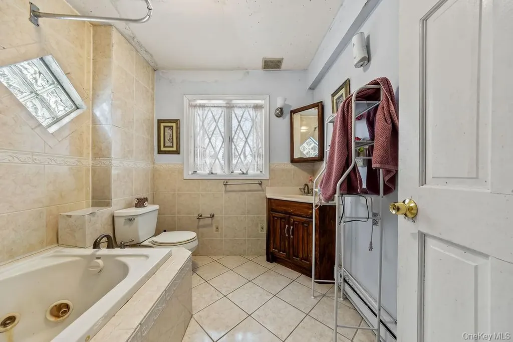 32 Mcnamara Road Spring Valley NY 10977