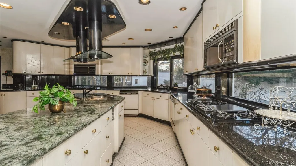 178 Wildacre Avenue Lawrence NY 11559