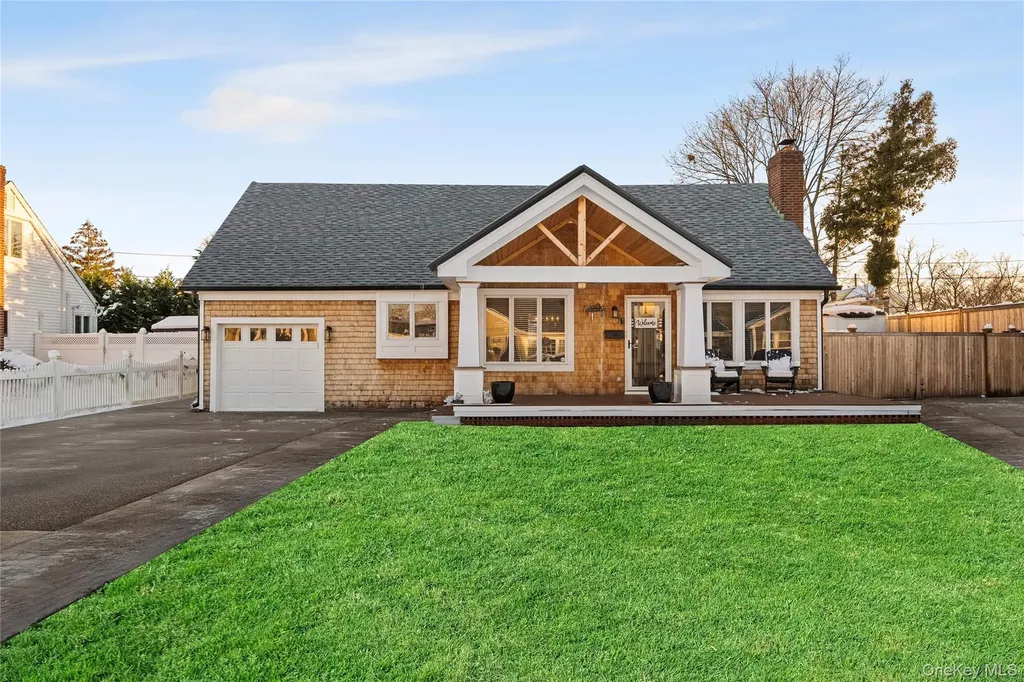 60 Pickwick Lane North Babylon NY 11703