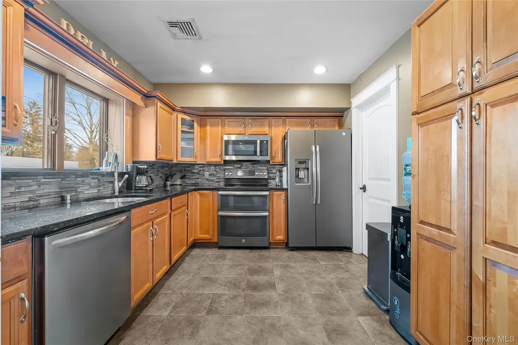 60 Pickwick Lane North Babylon NY 11703