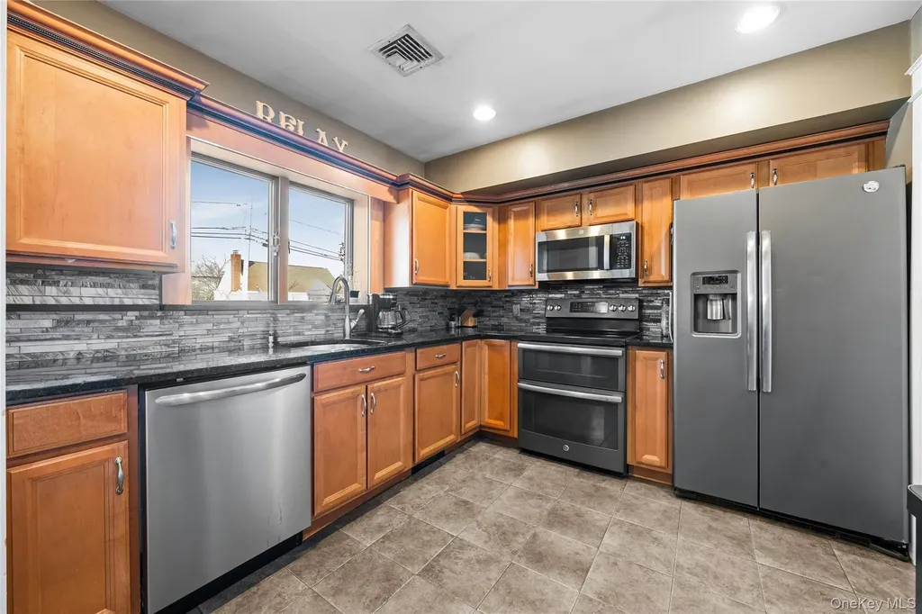 60 Pickwick Lane North Babylon NY 11703