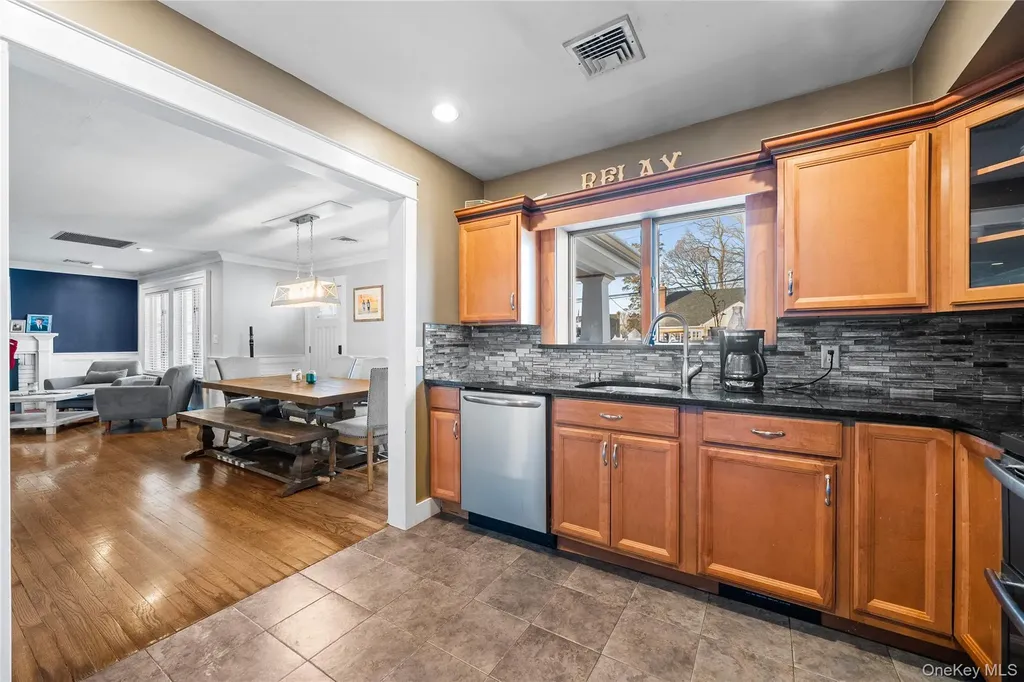 60 Pickwick Lane North Babylon NY 11703