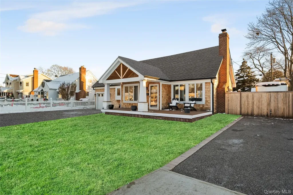 60 Pickwick Lane North Babylon NY 11703