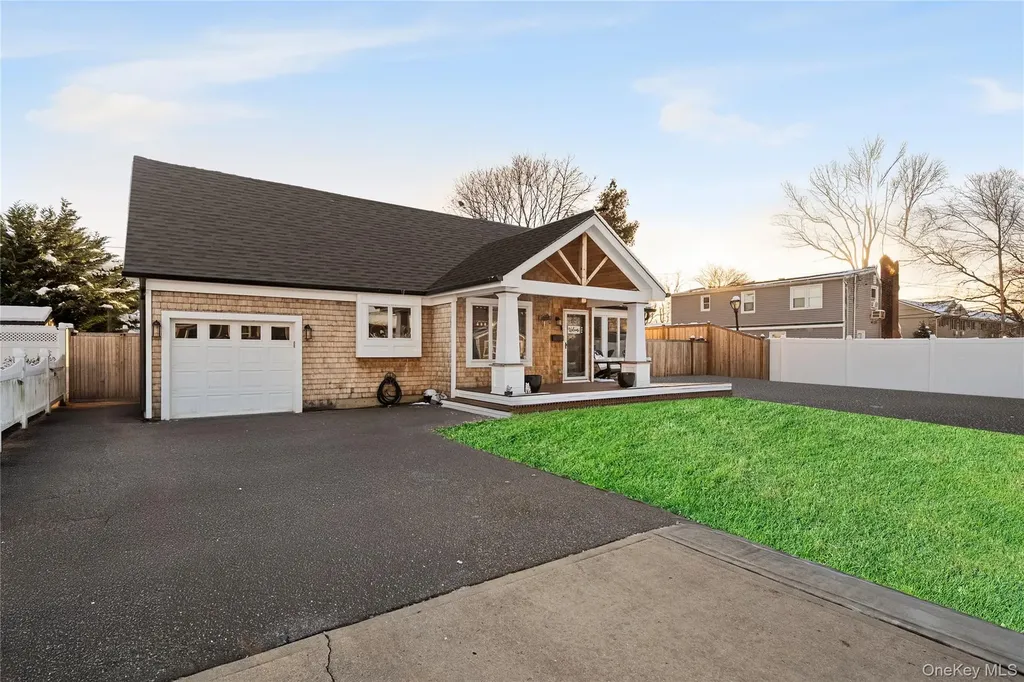 60 Pickwick Lane North Babylon NY 11703