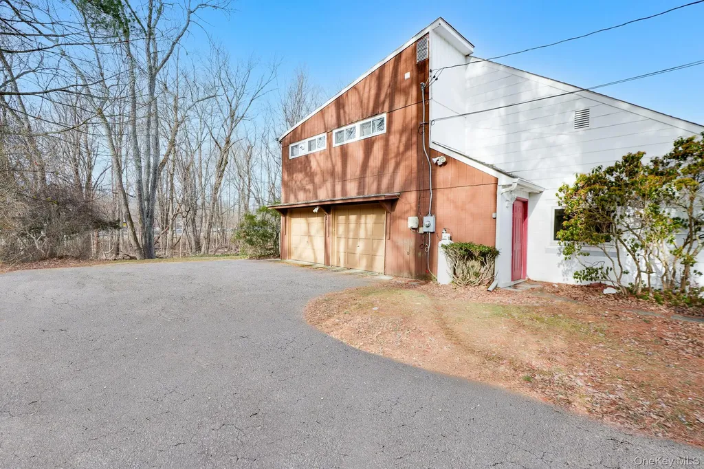 3 Pond Road Hyde Park NY 12601