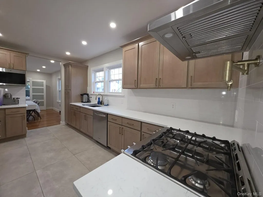 325 Pacific Avenue Cedarhurst NY 11516