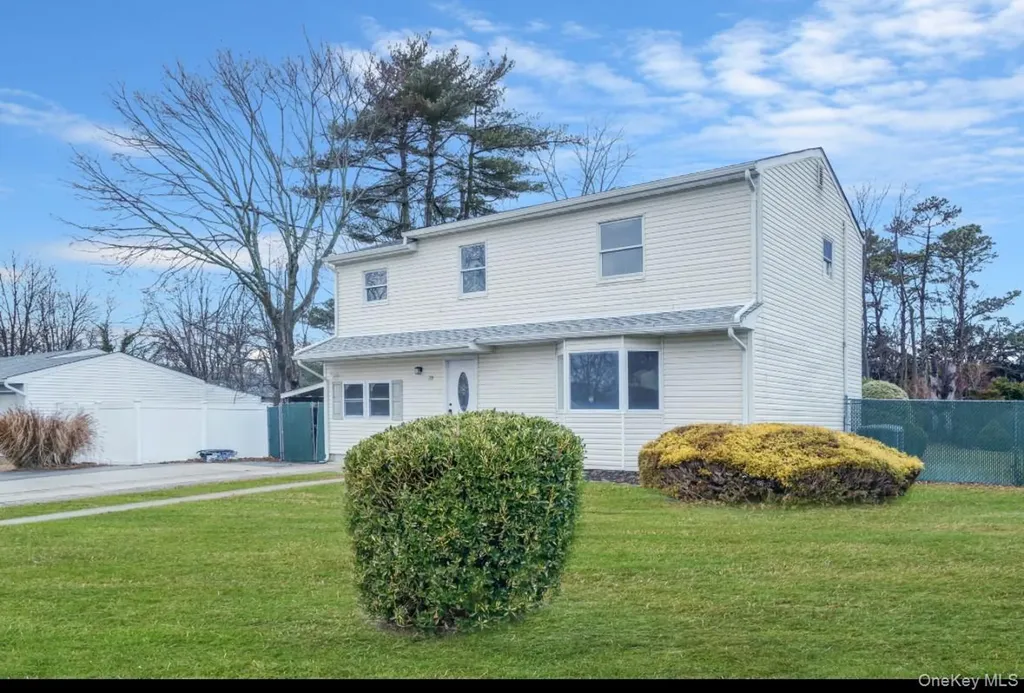 39 2nd Place Central Islip NY 11722