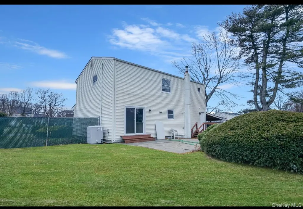 39 2nd Place Central Islip NY 11722