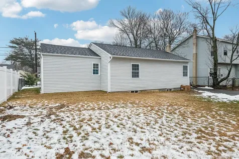 16 Belgrave Avenue Bay Shore NY 11706