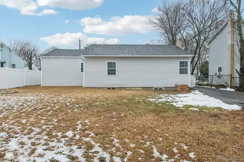 16 Belgrave Avenue Bay Shore NY 11706