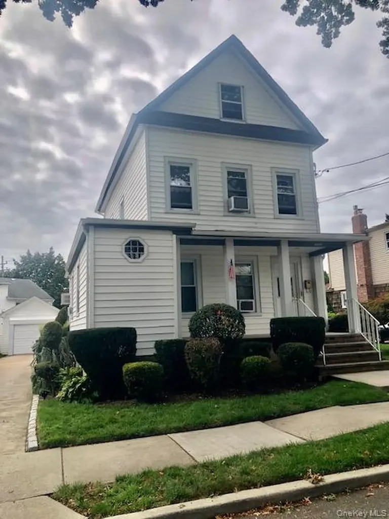 108 Elizabeth Street Floral Park NY 11001
