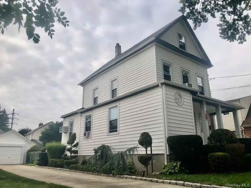 108 Elizabeth Street Floral Park NY 11001