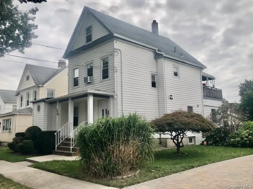 108 Elizabeth Street Floral Park NY 11001