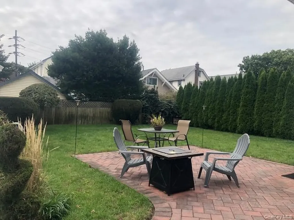 108 Elizabeth Street Floral Park NY 11001