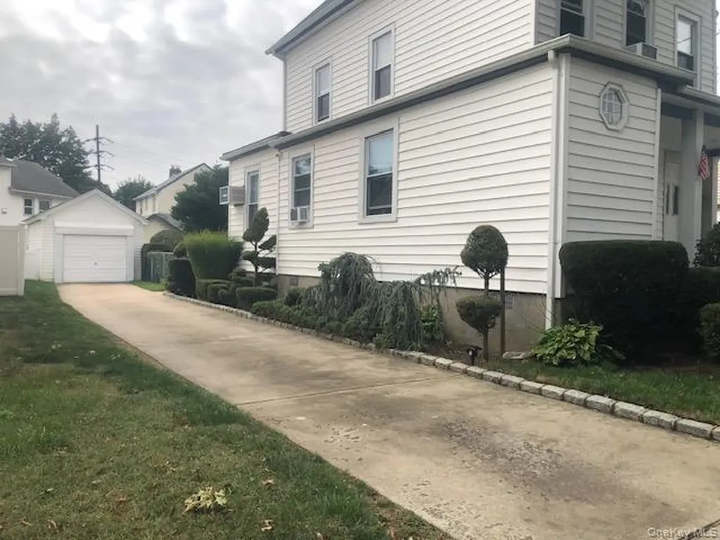108 Elizabeth Street Floral Park NY 11001