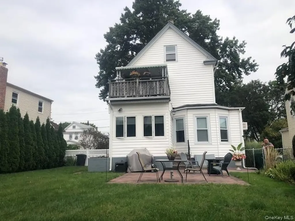 108 Elizabeth Street Floral Park NY 11001