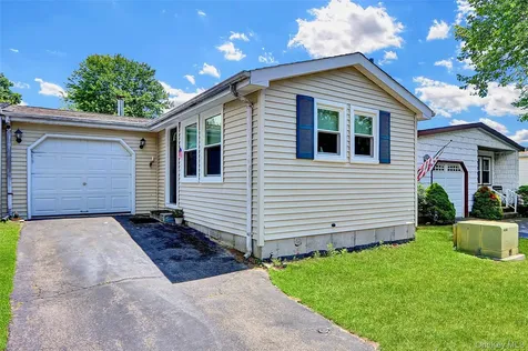 164 Village Circle W Manorville NY 11949