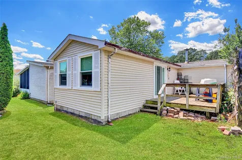 164 Village Circle W Manorville NY 11949