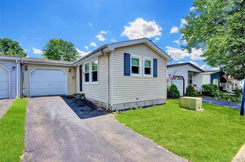 164 Village Circle W Manorville NY 11949