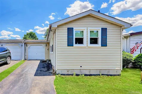 164 Village Circle W Manorville NY 11949