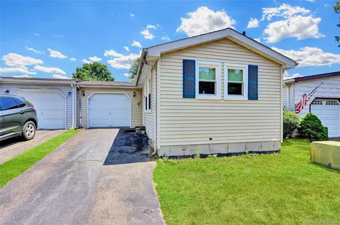 164 Village Circle W Manorville NY 11949