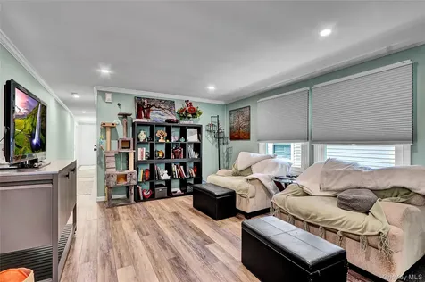 164 Village Circle W Manorville NY 11949