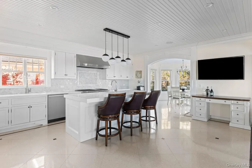 17 Ludlow Lane Hampton Bays NY 11946
