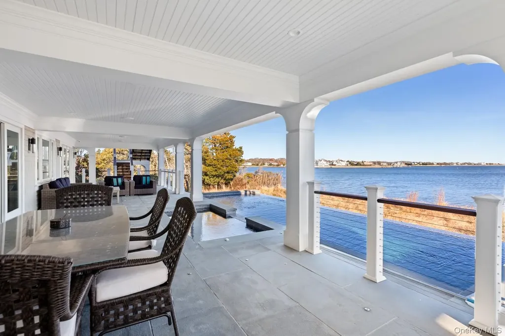 17 Ludlow Lane Hampton Bays NY 11946