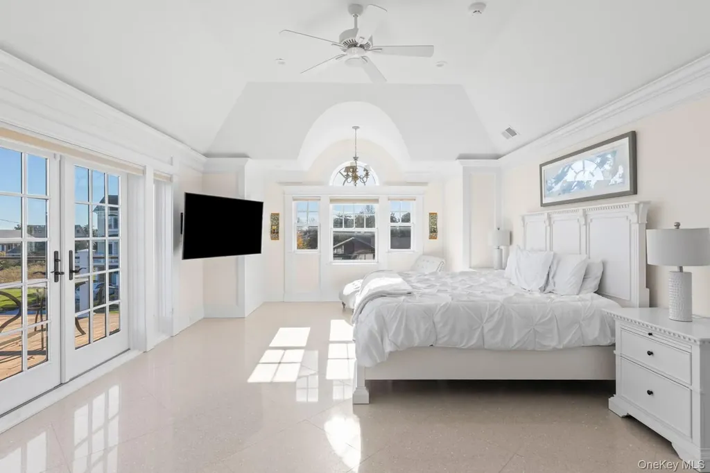 17 Ludlow Lane Hampton Bays NY 11946