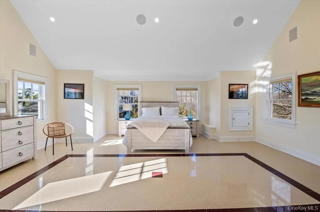 17 Ludlow Lane Hampton Bays NY 11946