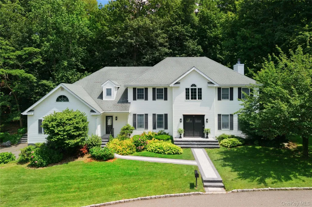 50 Davis Lane Roslyn NY 11576