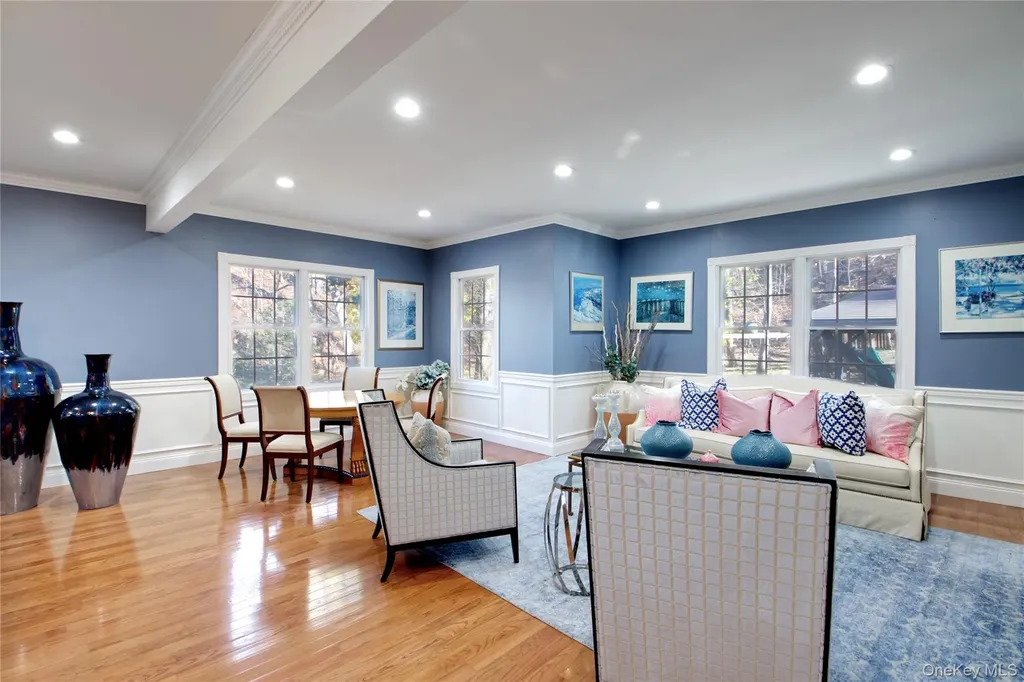 50 Davis Lane Roslyn NY 11576