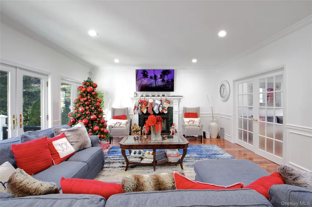 50 Davis Lane Roslyn NY 11576