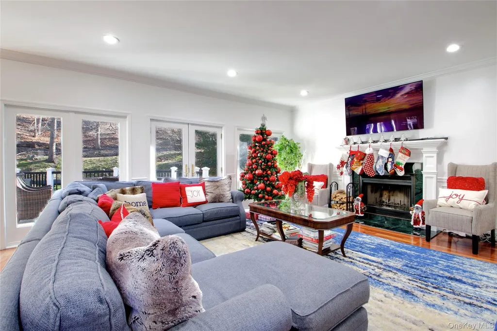 50 Davis Lane Roslyn NY 11576