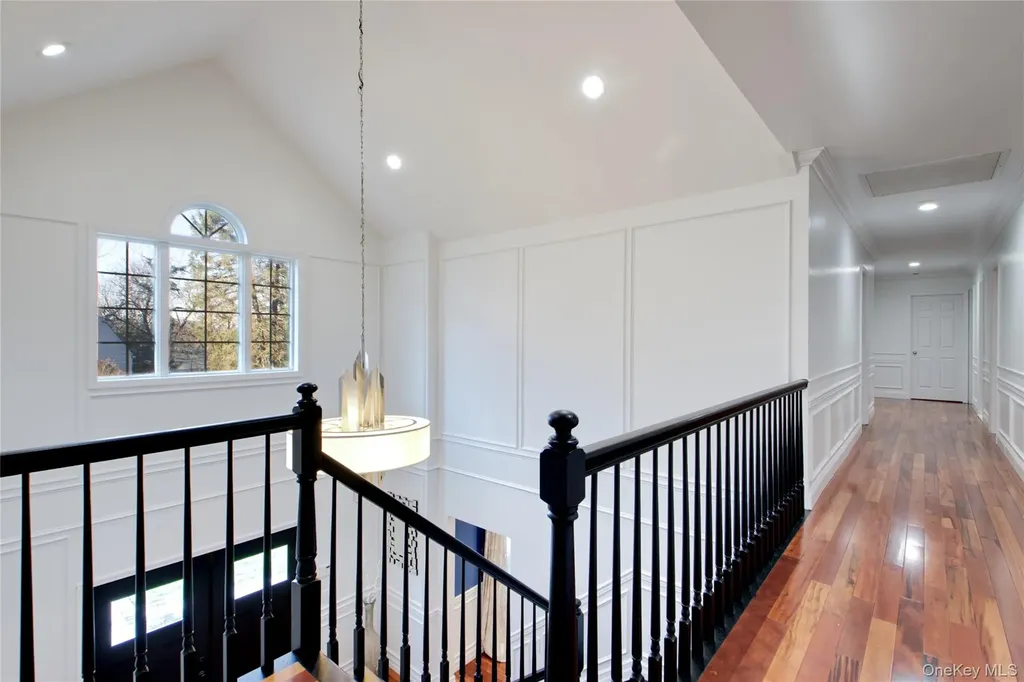 50 Davis Lane Roslyn NY 11576