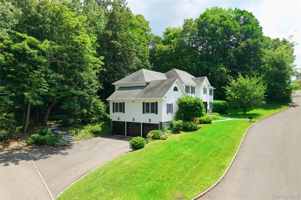 50 Davis Lane Roslyn NY 11576