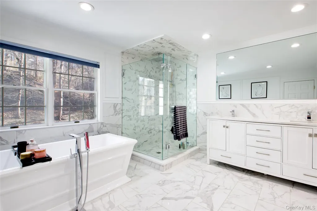 50 Davis Lane Roslyn NY 11576