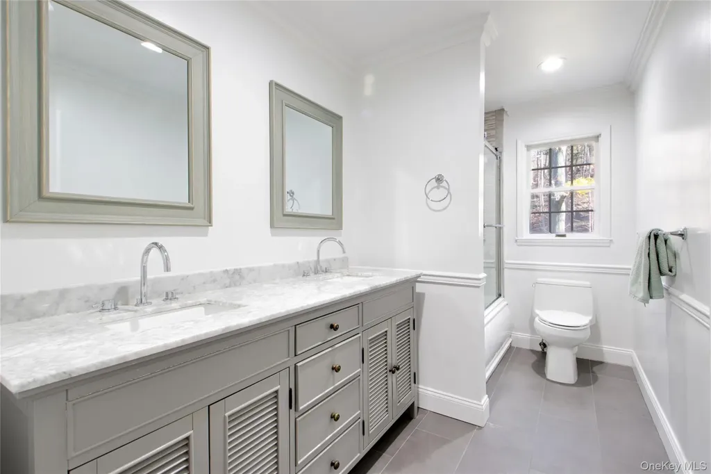 50 Davis Lane Roslyn NY 11576