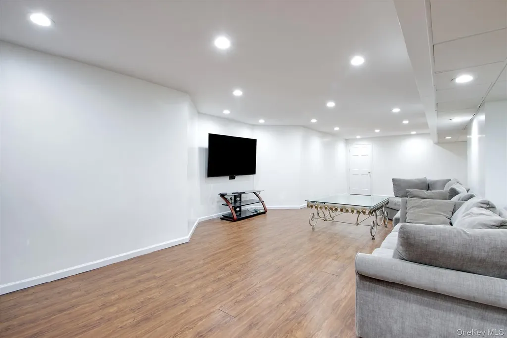 50 Davis Lane Roslyn NY 11576