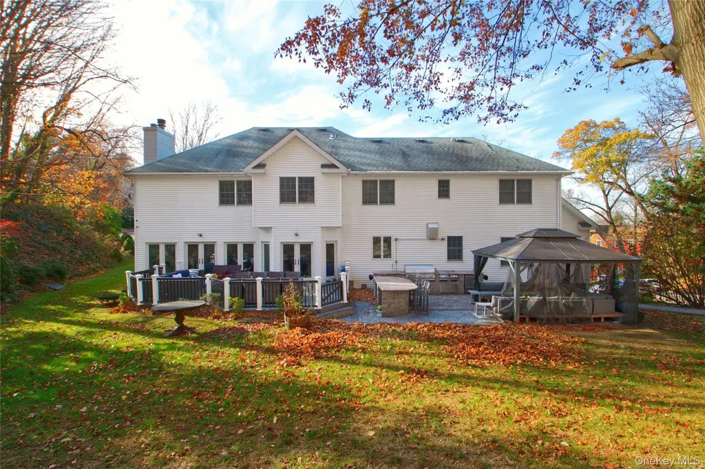 50 Davis Lane Roslyn NY 11576