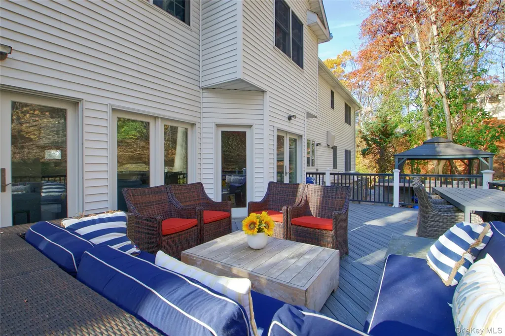 50 Davis Lane Roslyn NY 11576