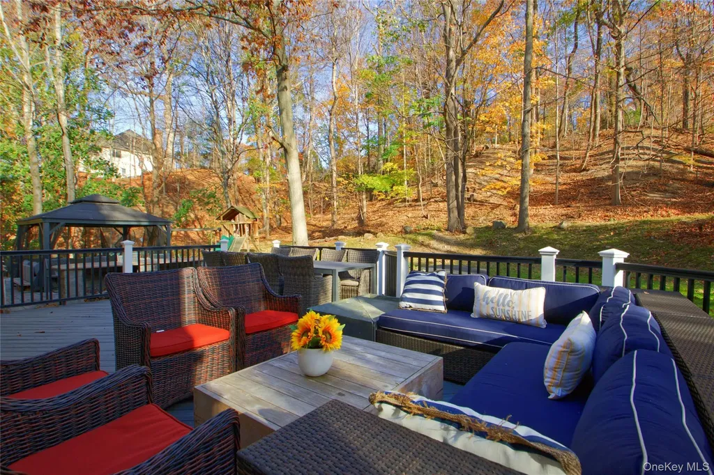 50 Davis Lane Roslyn NY 11576