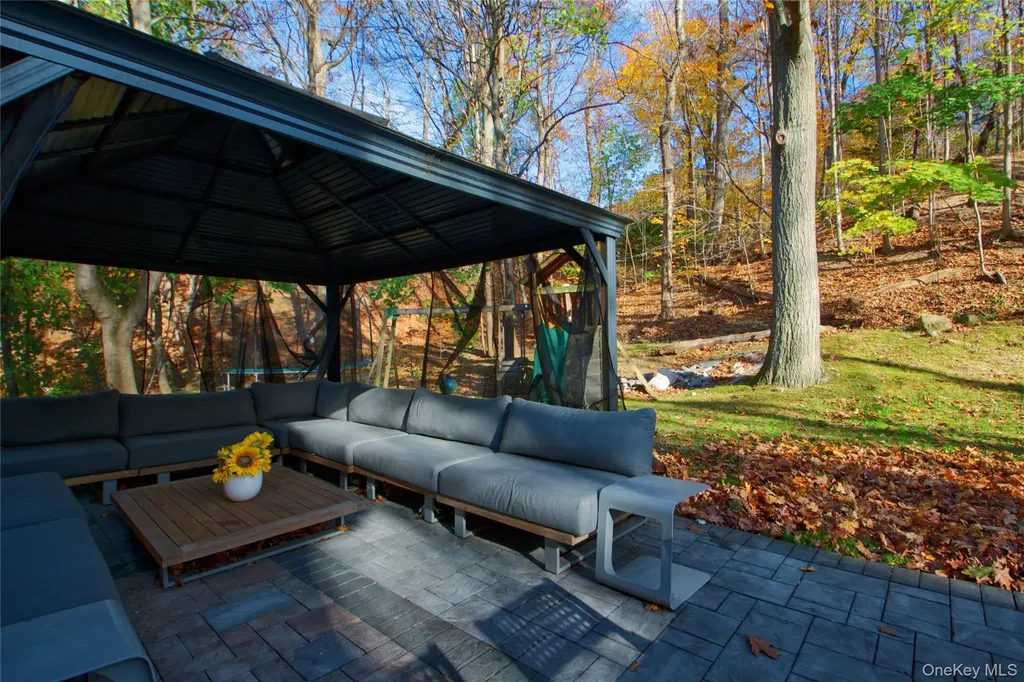 50 Davis Lane Roslyn NY 11576