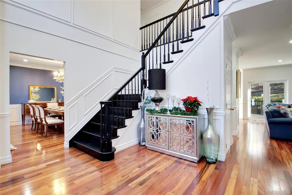 50 Davis Lane Roslyn NY 11576