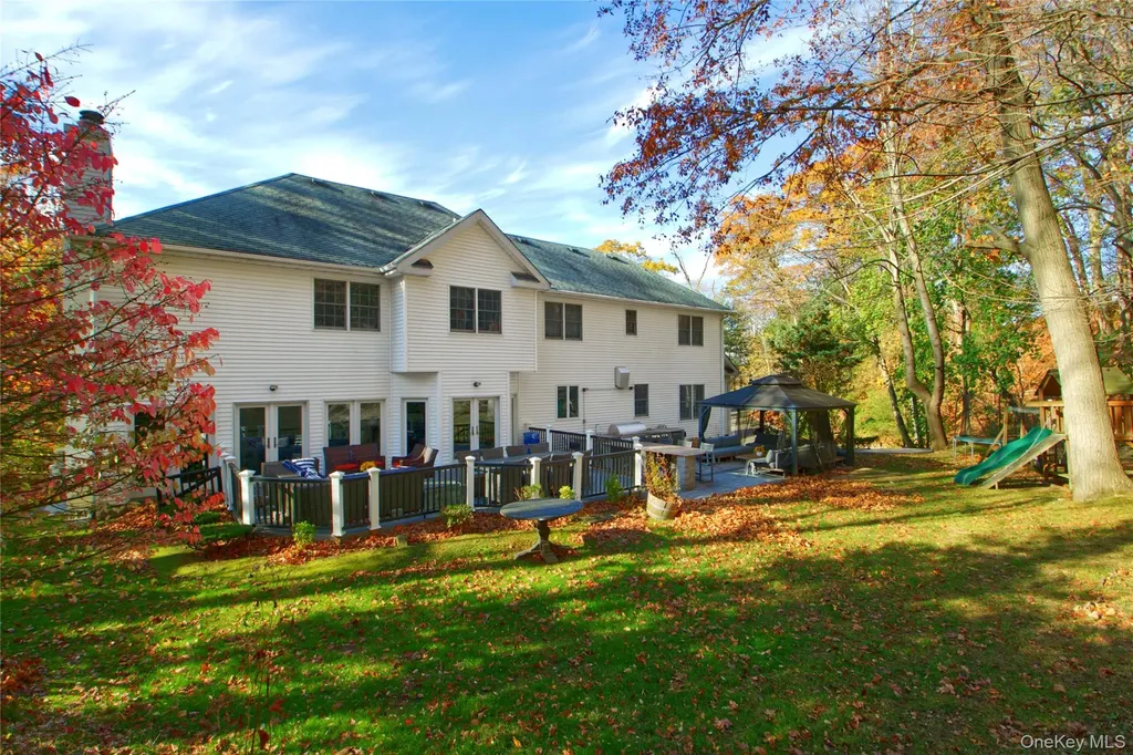 50 Davis Lane Roslyn NY 11576