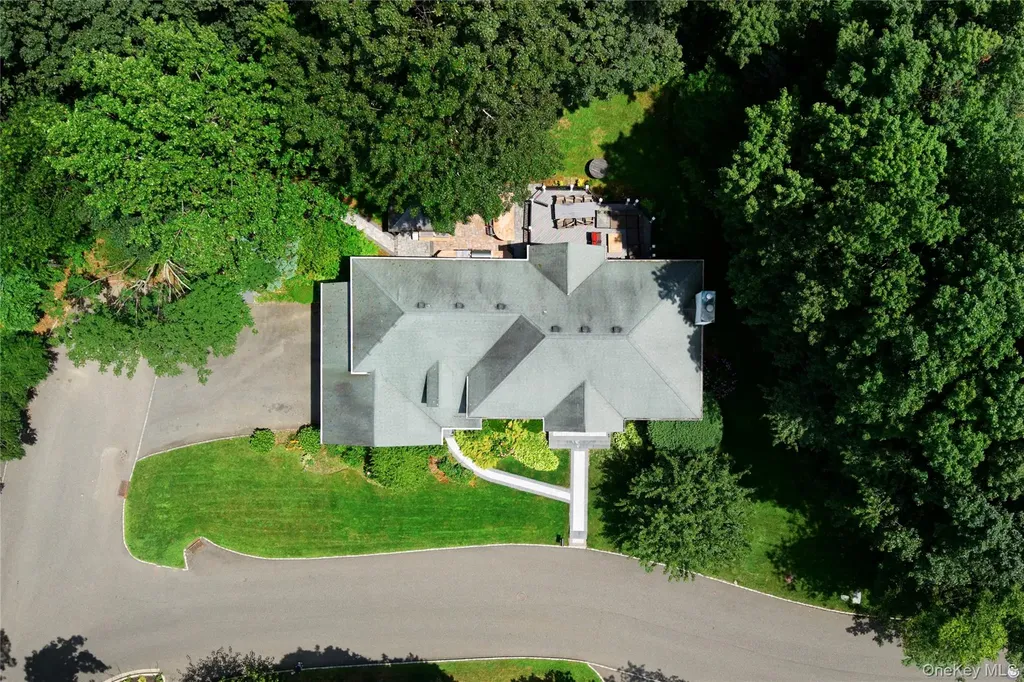 50 Davis Lane Roslyn NY 11576