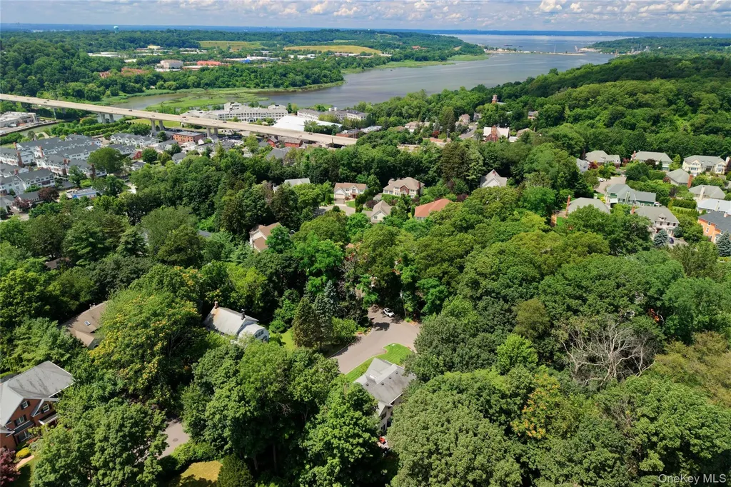 50 Davis Lane Roslyn NY 11576